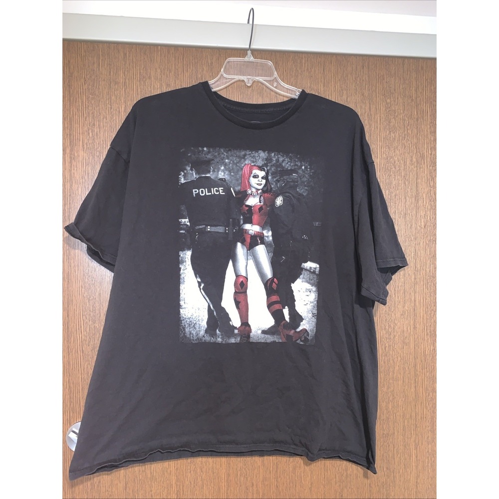 Black 3XL MENS t-shirt features a DC Comics Batman Harley Quinn and the Police